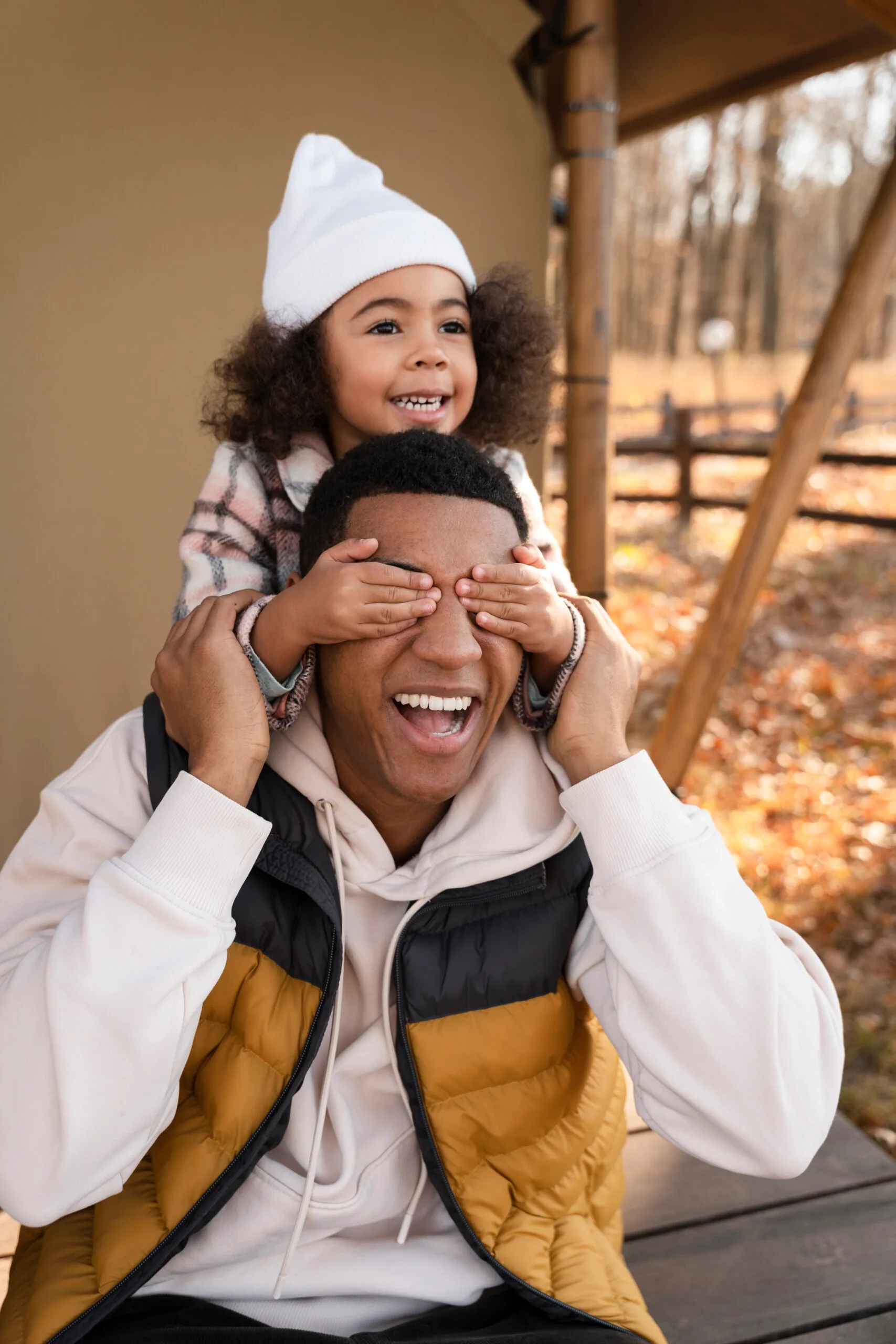 Père noir heureux portant sa fille sur ses épaules