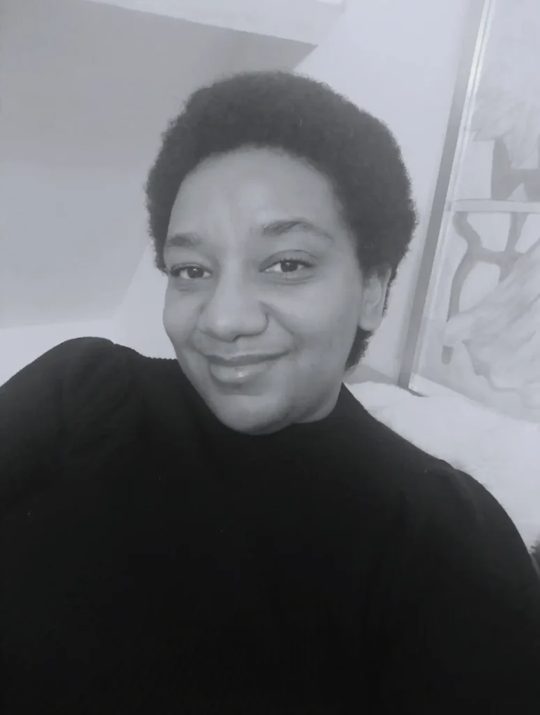 Portrait en noir et blanc de Valérie Matime, fondatrice du blog Une pause pour moi, souriant avec douceur et assurance.